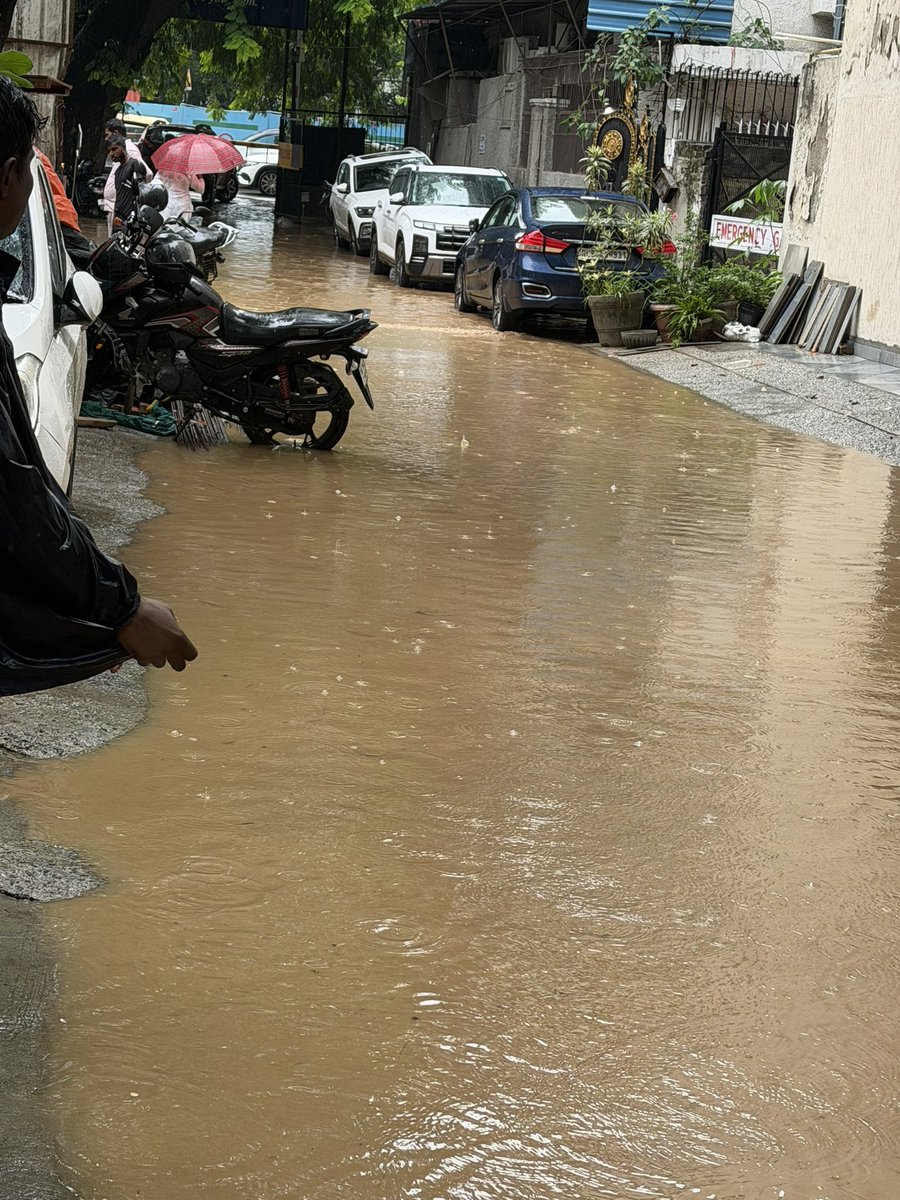 BG02911's tweet photo. @CMODelhi @CPDelhi @ndtv @aajtak @Republic_Bharat @DelhiPwd 

No drains in panchsheel Enclave gate no 1. Water logged seeping into basements https://t.co/1coJkGU5th