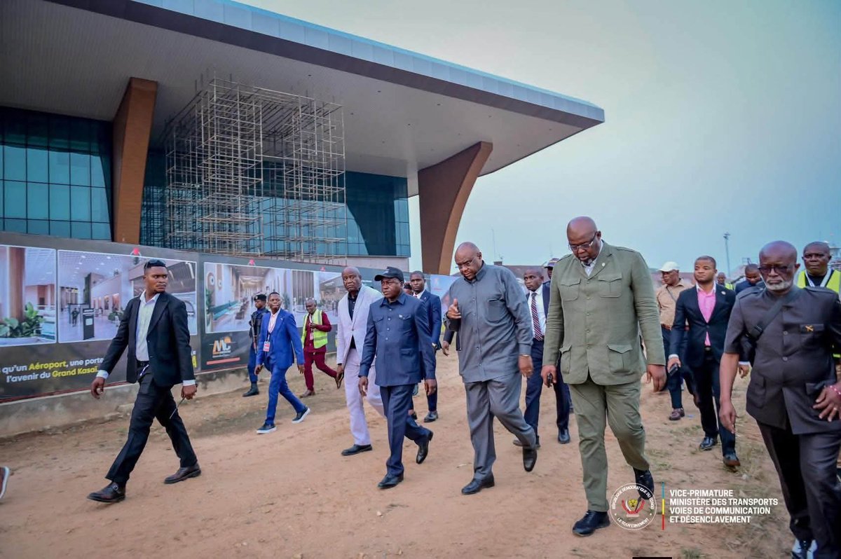 BobElessa's tweet photo. Sur le terrain, exiger des résultats : c’est ça gouverner.
Bravo au Vice-Premier ministre Jean-Pierre Bemba. En une journée, il a inspecté les aéroports de Bunia, Luano à Lubumbashi et Kananga, imposant rigueur, suivi et respect des délais.@FelixUdps @bembajp https://t.co/aYHujMHgi7