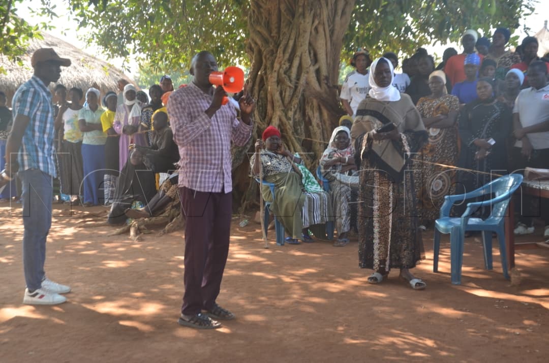 newvisionwire's tweet photo. LC1 Elections 2026 π³οΈπΊπ¬: Police have intervened to verify the voters' register at Oyaru Cell in Bilewu Ward, Yumbe Town Council, Yumbe District.
πΈ By Adam Gule
#LCElections | #VisionUpdates https://t.co/qKxbCuz44Y
