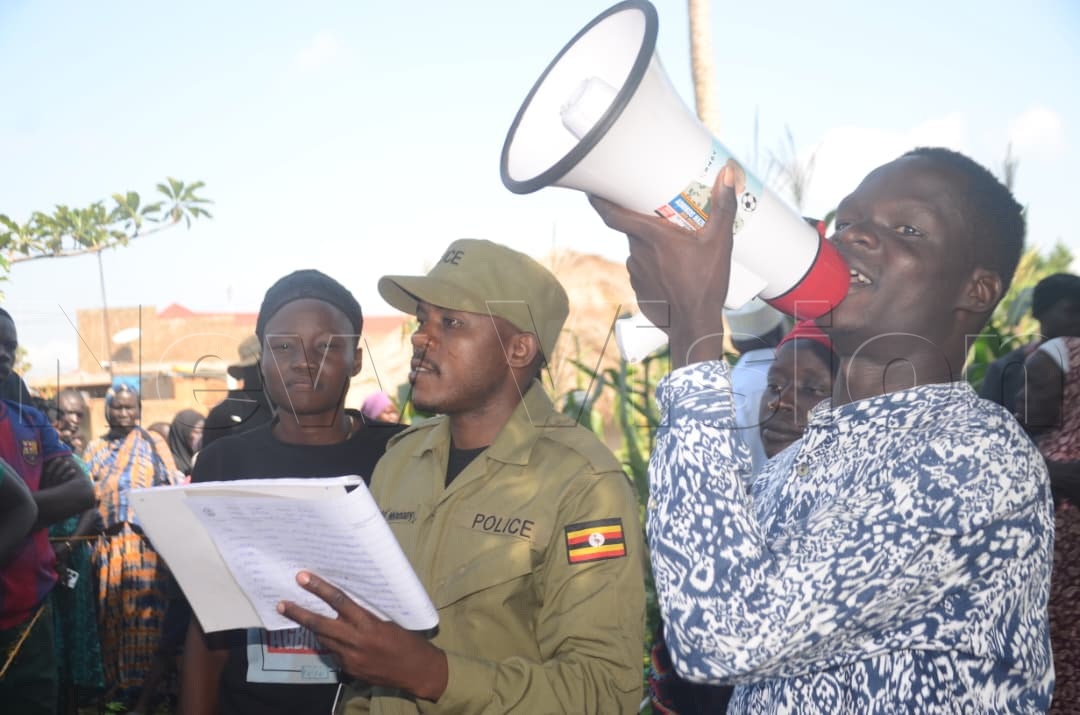 newvisionwire's tweet photo. LC1 Elections 2026 π³οΈπΊπ¬: Police have intervened to verify the voters' register at Oyaru Cell in Bilewu Ward, Yumbe Town Council, Yumbe District.
πΈ By Adam Gule
#LCElections | #VisionUpdates https://t.co/qKxbCuz44Y