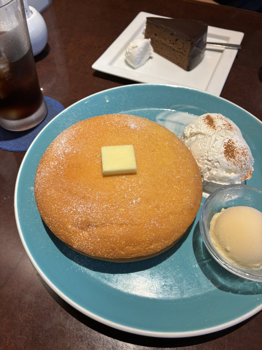 GOOSE_app's tweet photo. 今日も一日お疲れ様でした‼️
#オスロコーヒー さんで上司と休憩☕︎
流石に2枚パンケーキはチャレンジャーすぎました‥。
口の中が甘すぎる〜！😣😣💦でも美味しかった☺️
#企業公式がお疲れ様を言い合う
#企業公式相互フォロー https://t.co/YUllbX5MA8