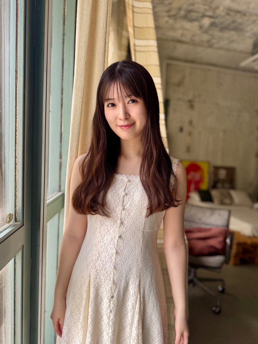 Gra_Champion's tweet photo. ＼🎊3号連続乃木坂46祭り第2弾!!!🎊／
兄弟誌 #週刊少年チャンピオン 35号表紙＆巻頭グラビアは #乃木坂46 の #小川彩 ちゃん✨💖

先月19歳になったばかりの #あーや が、なんと週チャン9度目の登場です🍅撮影オフショットを公開🙌

「ついに表紙の衣装が制服じゃなくなったので、大人になった感じがしました（笑）」＼あーや／

サイリウムカラーと同じ純白のワンピースに身を包んで微笑むシーンから、淡いブルーのノースリーブニットに身を包んでお散歩するシーンまで……😍
大人びた一面を見せる一方、デビュー当時からずーっと変わらないキラキラなあーやスマイルも健在です🙌

両面BIGポスターが特別付録としてつくほか、限定QUOカード200名プレゼント企画も！💨お見逃しなく‼️
#乃木坂46_是非に及ばず
#乃木坂全国ツアー