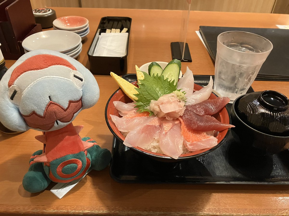 strive882376's tweet photo. 晩飯
天気に恵まれない旅行となったが、最後は金目鯛で豪勢に終わってやる https://t.co/ohjs9qM95A