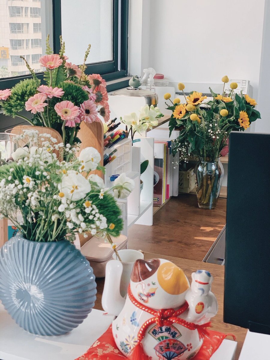 lebedenko0112's tweet photo. Transforming my messy desk into a cozy, productive nook—small plants, a tidy organizer, and warm lighting make work feel way better! https://t.co/hZvwyXc726