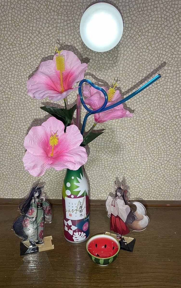 FGJ_PQR's tweet photo. #酒月華ぷろじぇくと 

今回のテーマは「夏を呑む」

上善のトロピカルな缶ビンにハイビスカス(造花)を突っ込んでパリピな雰囲気のストローを添えました🌺

造花なのでちょっと遊び心の涼しげな一枚もペタリ🧊 https://t.co/RpDXwN1nGW