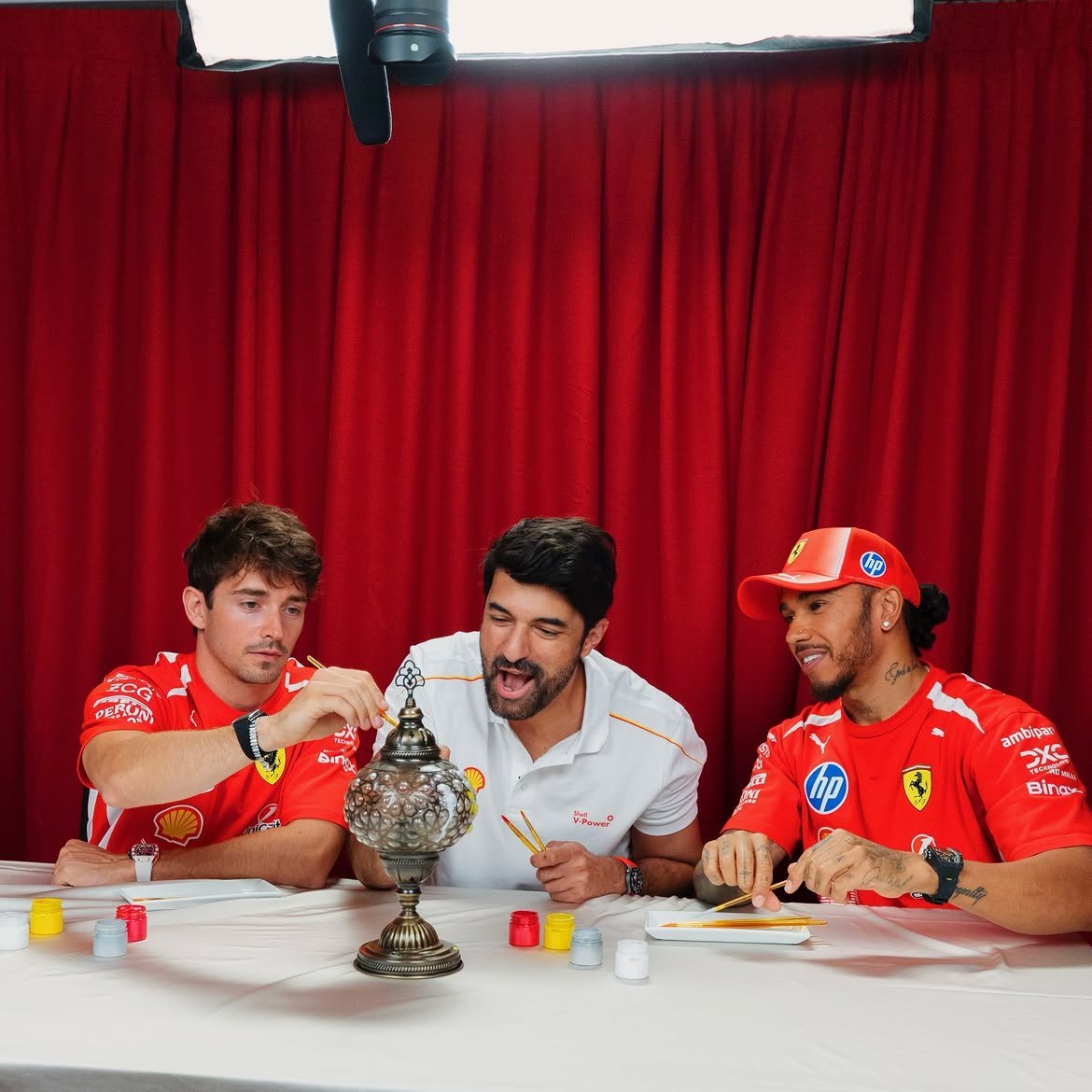 saribayrak's tweet photo. Engin Akyürek, Charles Leclerc ve Lewis Hamilton ile bir araya geldi. https://t.co/WGiMNs5Q91