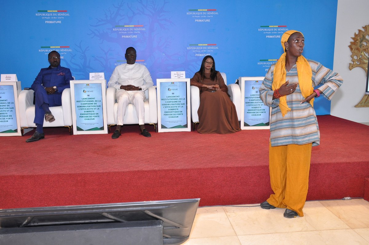 aemesenegal's tweet photo. 𝐋𝐀𝐍𝐂𝐄𝐌𝐄𝐍𝐓 𝐈𝐍𝐒𝐓𝐈𝐓𝐔𝐓𝐈𝐎𝐍𝐍𝐄𝐋 𝐃𝐄 𝐋𝐀 𝐂𝐀𝐌𝐏𝐀𝐆𝐍𝐄 𝐃𝐄 𝐒𝐄𝐍𝐒𝐈𝐁𝐈𝐋𝐈𝐒𝐀𝐓𝐈𝐎𝐍 𝐀 𝐋𝐀 𝐒𝐎𝐁𝐑𝐈𝐄́𝐓𝐄́ 𝐄𝐍𝐄𝐑𝐆𝐄𝐓𝐈𝐐𝐔𝐄 𝐄𝐍 𝐏𝐄́𝐑𝐈𝐎𝐃𝐄 𝐃𝐄 𝐅𝐎𝐑𝐓𝐄 𝐂𝐇𝐀𝐋𝐄𝐔𝐑.

Le Ministère de l’Énergie et du Pétrole a procédé au lancement institutionnel ce lundi 27 juillet 2026 de la campagne de communication sur la sobriété énergétique en période de forte chaleur de l'Agence pour l'Économie et la Maîtrise de l'Énergie (AEME).

Présidé par Monsieur Le Ministre El Hadji Abdourahmane DIOUF, cette cérémonie a été marquée par l’innovation du jingle spécial dédié à l’économie d’énergie qui a été lancé en exclusivité et interprété par le groupe Pape et Cheikh.

🔑 Les points clés :
•🏡 Mieux consommer dans nos foyers : adopter de bons gestes d’économie d’énergie ;
•🤝 Mobilisation collective : créer une synergie associant les associations de femmes et de consommateurs, la société civile, les influenceurs, les réseaux professionnels, les jeunes, pour une plus grande vulgarisation.

🎬 Découvrez les détails et les temps forts de la cérémonie en vidéo : 👉 https://t.co/ys8Ga6xNT4