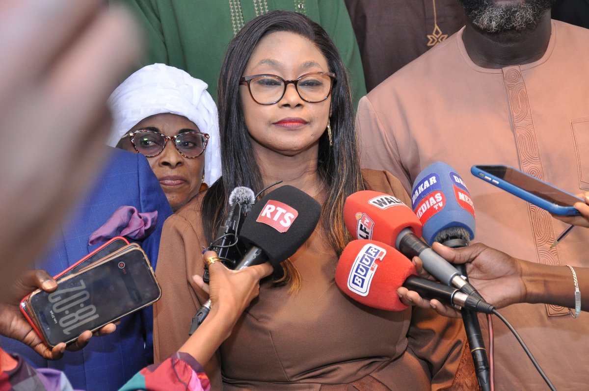aemesenegal's tweet photo. 𝐋𝐀𝐍𝐂𝐄𝐌𝐄𝐍𝐓 𝐈𝐍𝐒𝐓𝐈𝐓𝐔𝐓𝐈𝐎𝐍𝐍𝐄𝐋 𝐃𝐄 𝐋𝐀 𝐂𝐀𝐌𝐏𝐀𝐆𝐍𝐄 𝐃𝐄 𝐒𝐄𝐍𝐒𝐈𝐁𝐈𝐋𝐈𝐒𝐀𝐓𝐈𝐎𝐍 𝐀 𝐋𝐀 𝐒𝐎𝐁𝐑𝐈𝐄́𝐓𝐄́ 𝐄𝐍𝐄𝐑𝐆𝐄𝐓𝐈𝐐𝐔𝐄 𝐄𝐍 𝐏𝐄́𝐑𝐈𝐎𝐃𝐄 𝐃𝐄 𝐅𝐎𝐑𝐓𝐄 𝐂𝐇𝐀𝐋𝐄𝐔𝐑.

Le Ministère de l’Énergie et du Pétrole a procédé au lancement institutionnel ce lundi 27 juillet 2026 de la campagne de communication sur la sobriété énergétique en période de forte chaleur de l'Agence pour l'Économie et la Maîtrise de l'Énergie (AEME).

Présidé par Monsieur Le Ministre El Hadji Abdourahmane DIOUF, cette cérémonie a été marquée par l’innovation du jingle spécial dédié à l’économie d’énergie qui a été lancé en exclusivité et interprété par le groupe Pape et Cheikh.

🔑 Les points clés :
•🏡 Mieux consommer dans nos foyers : adopter de bons gestes d’économie d’énergie ;
•🤝 Mobilisation collective : créer une synergie associant les associations de femmes et de consommateurs, la société civile, les influenceurs, les réseaux professionnels, les jeunes, pour une plus grande vulgarisation.

🎬 Découvrez les détails et les temps forts de la cérémonie en vidéo : 👉 https://t.co/ys8Ga6xNT4