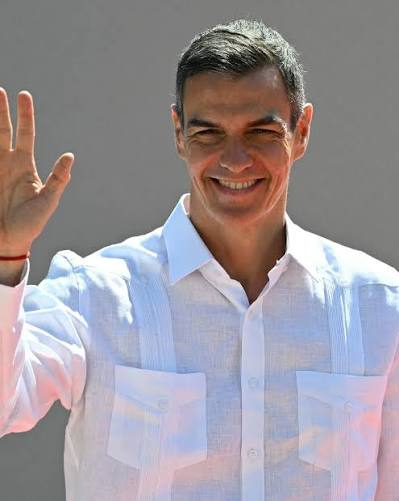 mrspain71's tweet photo. Hace un año @susannagriso criticaba en su programa a Sánchez por usar guayabera en un acto.

El cachondeo y las críticas tacharon de esperpento la indumentaria.

El karma no ha tardado mucho. https://t.co/Yki2P1ktSO