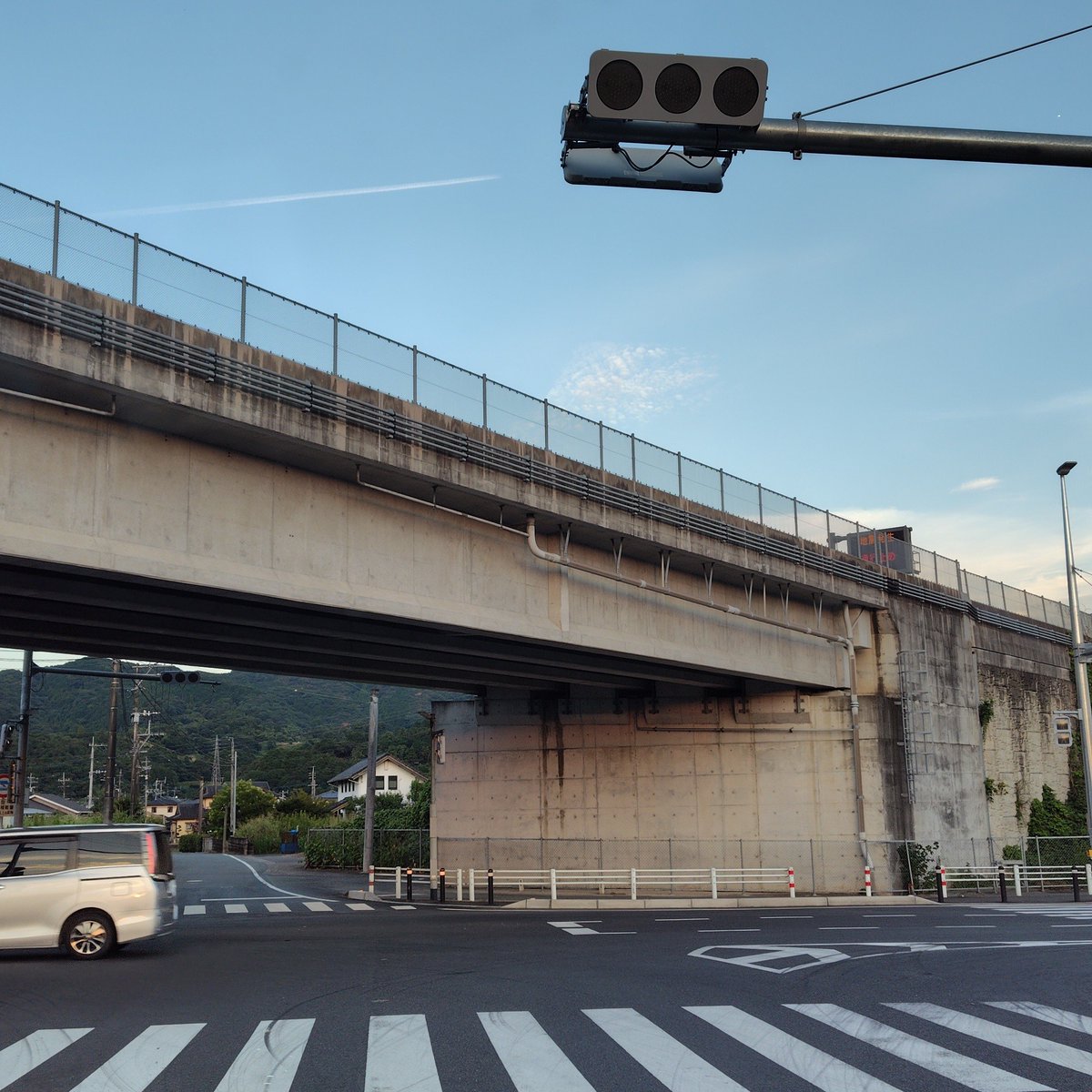nomasin0822's tweet photo. サントリー工場前から国道443号線にかけての信号が消えてる
#熊本地震 https://t.co/5EknvTWPP2