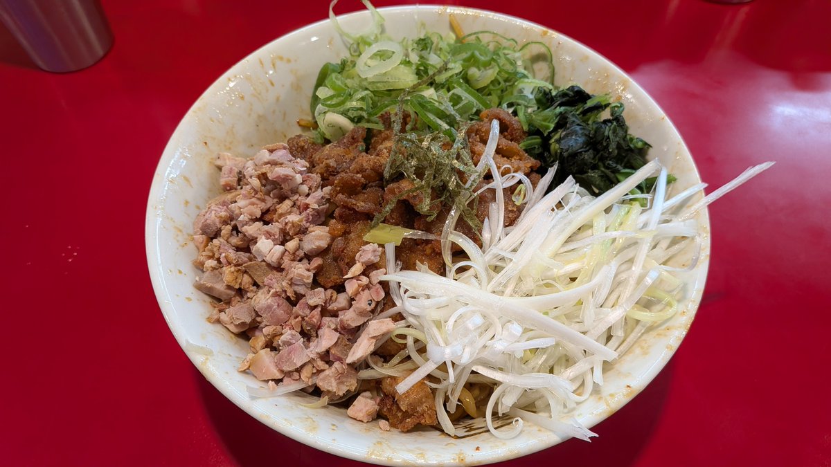 Namustnap's tweet photo. とりあえず奈良に来たので我道家にも来た。初めてまぜそば食べたけどめっちゃチャーハンの味する麺で笑った。あと無限にんにくが辛い、これでは有限にんにく🧄 https://t.co/eCNCNK2h5W