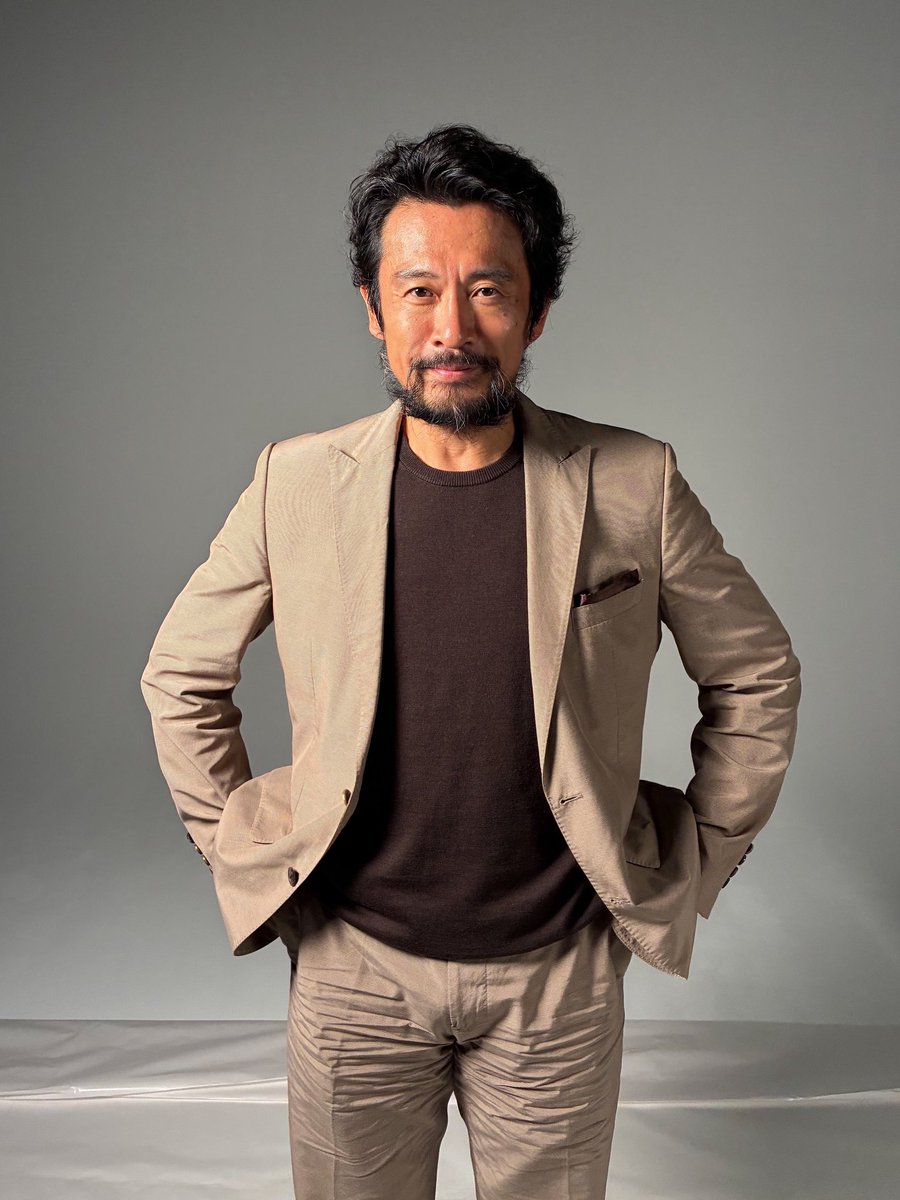 makehende_movie's tweet photo. 【取材日オフショット📸】

本日は 主人公・藤堂繁 役の
#内野聖陽 さんの取材日でした✍️

取材では、作品への思いを熱く
お話しいただいた内野さん
少し伸びた髭姿も印象的でした✨

掲載情報は、随時公式SNSで
お知らせしますのでお楽しみに！

映画『#負けへんで』𝟭𝟭.𝟭𝟯 𝗙𝗿𝗶.🎬
#暑さにも負けへんで