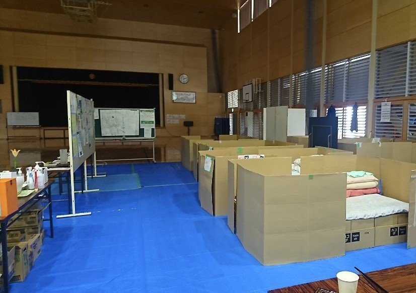 notosuzudesu's tweet photo. 地震で被災した熊本の方々に、能登半島地震のような事が起こらないかと心が苦しいです

どうか、きちんとした食事を3食たべさせてほしいと願う

どうか、お風呂に1ヶ月近く入れなかったり1年間以上水が出ない事がなければと願う

どうか、物資が足りなくて住民同士の争いなんて起こらないでと願う

どうか、足の悪い高齢者が使える洋式トイレがあればと願う

どうか、硬いプライバシーのない寝床で長期間生活するような事がなければと願う

挙げればキリがないですが、どうか、それらでエコノミー症候群で命を落としたり、健康に害がなければと思います

そして、被害状況を訴えると、
『政府はちゃんとやってるんだ！』と、
苦しみの声を政府擁護で潰す集団が現れないように⋯
メディアはありのまま伝えてくれるように⋯　

能登を反面教師にしてほしい⋯