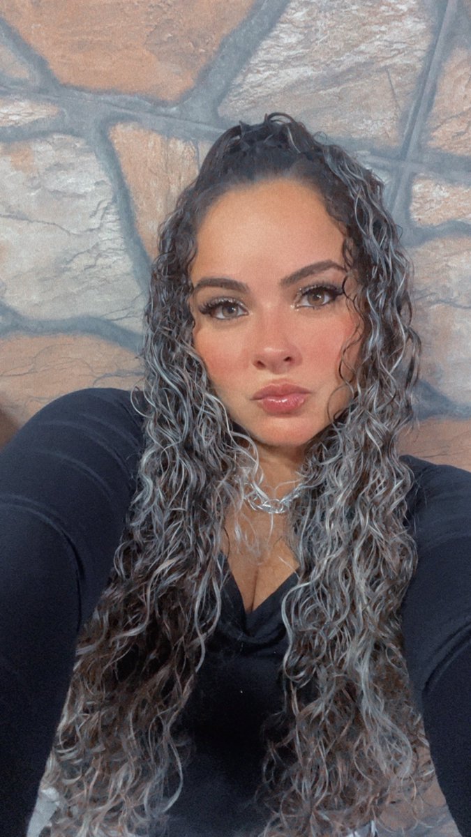 DarlaineRodrig1's tweet photo. Mais um ano de mim e eu não poderia ser mais grata por isso 🤍❤️‍🔥🥳 https://t.co/lTz91LjdNd