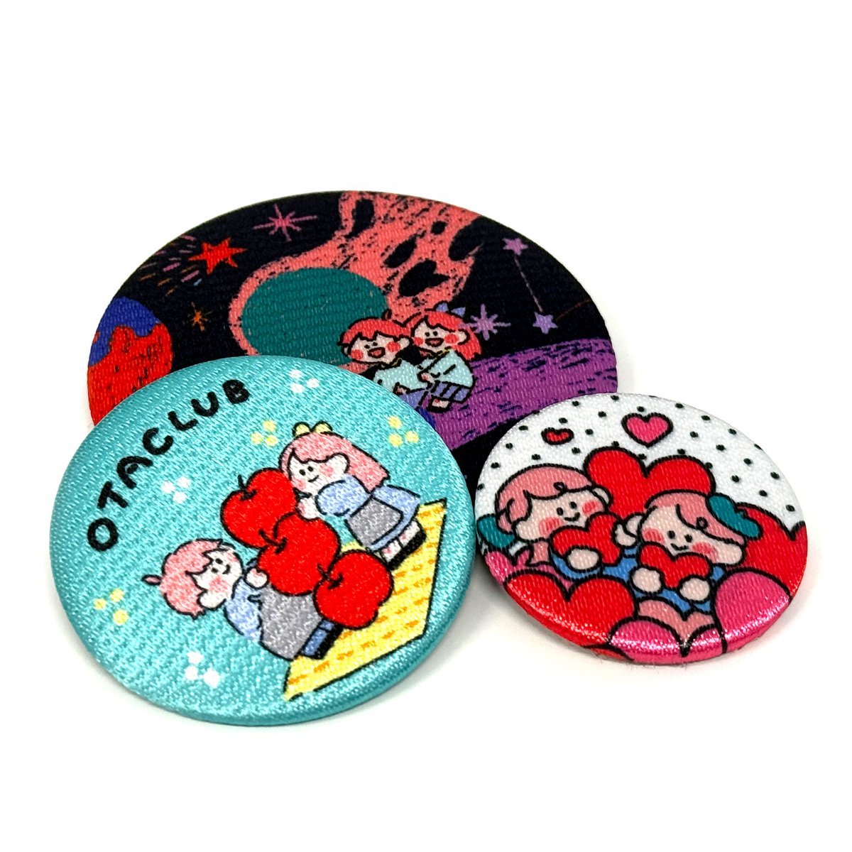 otaclub's tweet photo. 【新商品実装のお知らせ】
布缶バッジを実装しました！柔らかい刺繍風の布を用いた缶バッジです。安価で小ロットから作成できます！ぜひご利用ください！ https://t.co/7sUYL3mesk