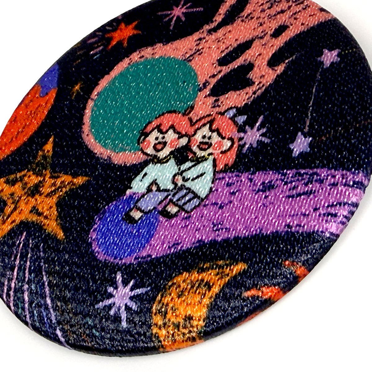 otaclub's tweet photo. 【新商品実装のお知らせ】
布缶バッジを実装しました！柔らかい刺繍風の布を用いた缶バッジです。安価で小ロットから作成できます！ぜひご利用ください！ https://t.co/7sUYL3mesk