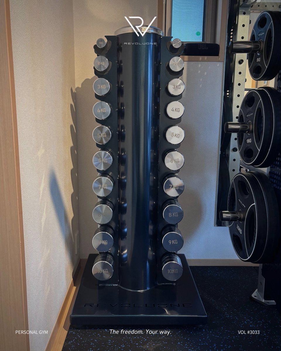 revoluone's tweet photo. この度、埼玉県草加市にて、パーソナルジム開業のため、ご導入させていただきました。 

《導入機器》

［R630 オールインワンラック］ 
ハーフラックを基軸に、ラットプル・ローイング・スミス・ケーブルを一体化。
トレーニング環境そのものを再定義する、シリーズ最上位の複合構成。

同様の構成をご検討の方は、
ショールームにて実機体験も可能ですので、ぜひ一度ご体感ください。 

この度はご導入いただき、誠にありがとうございました。 

［R630 オールインワンラック PRO SET］ 
モデル : MP（マイクロピッチ）
カラー : F2JP / F17JP
シート : S-1

カスタマイズ : マシン高2,100mm

〈SET内容〉
- R630 オールインワンラック 
- アジャスタブルインクライン&デクラインベンチ 
- ラバープレート 120kg分
- EZバー1,200mm 
- オリンピックバー2,200mm 
- ラットプルバー 
- プーリーハンドル 
- ケーブルハンドル 
- トライセプスロープ
- バーベルカラー 
- バーベルパット 

〈追加製品〉
- クロームダンベル1-10kgラックセット
- アジャスタブルダンベル32kg(2kg刻み)スタンドセット
- 複色フロアマット

 ※送料・組立費用は地域や構成により異なります。
ご検討中の方は「ホームページ」または「公式ライン」より、お気軽にお問合せくださいませ。

#revoluone
#レボルワン