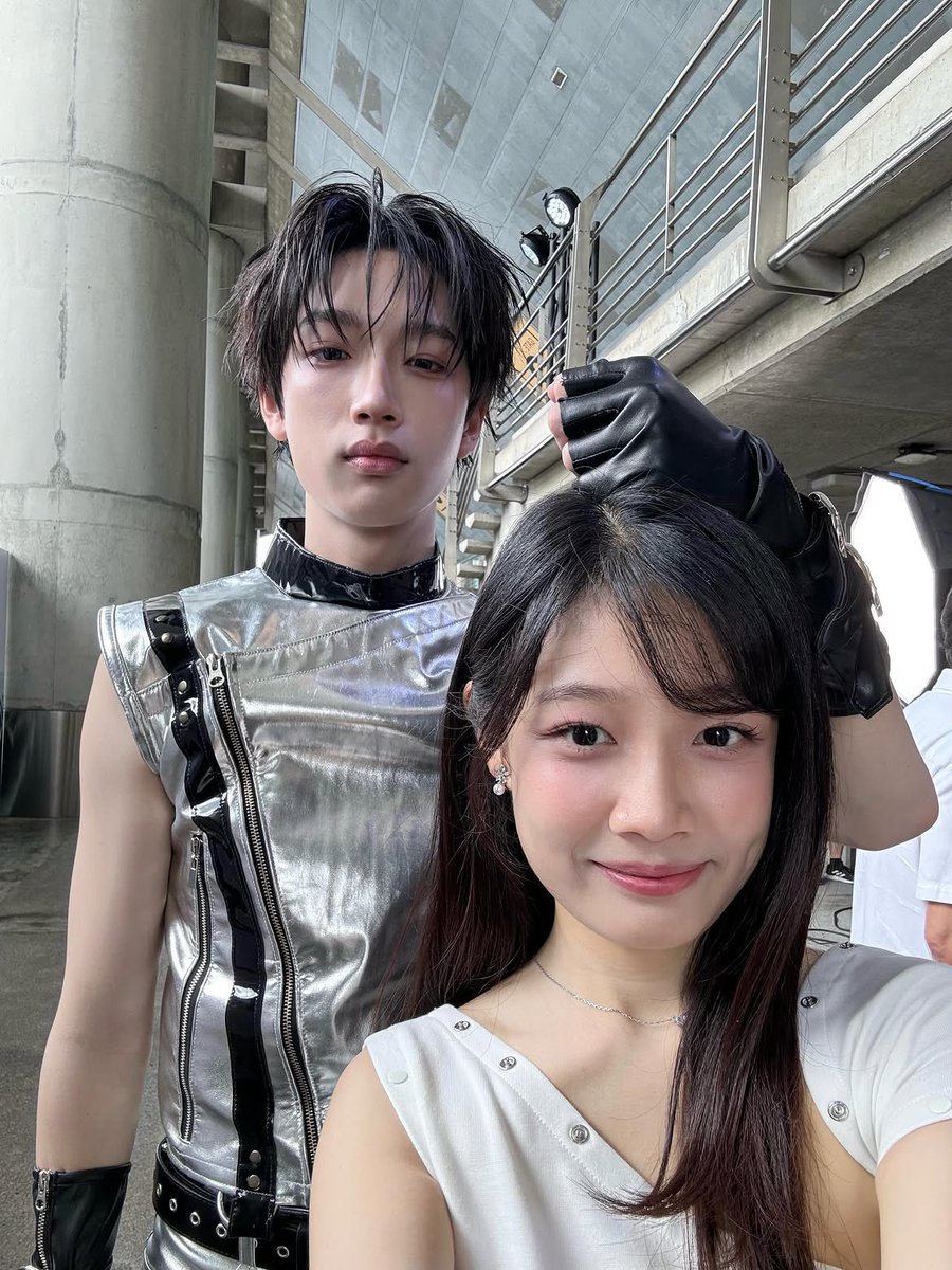 aqwcx's tweet photo. พี่ส���วก็สวย น้องชายก็หล่อ https://t.co/yrKIVGfkxJ