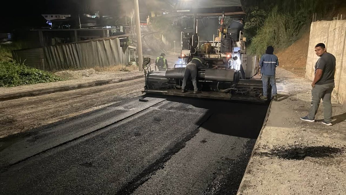 MasharosNews's tweet photo. 🚜 Culminan los trabajos de asfaltado de la avenida Libertadores, en #Chinchipe.
La intervención también incluyó el ingreso a #Zumba y las avenidas Amazonas y Manuel Rodríguez.
💰 Inversión: USD 347.766,73.
https://t.co/ujOZ6BIEGX
#ZamoraChinchipe #VialzachinEP #MasharosNews https://t.co/asWaMSXLcj