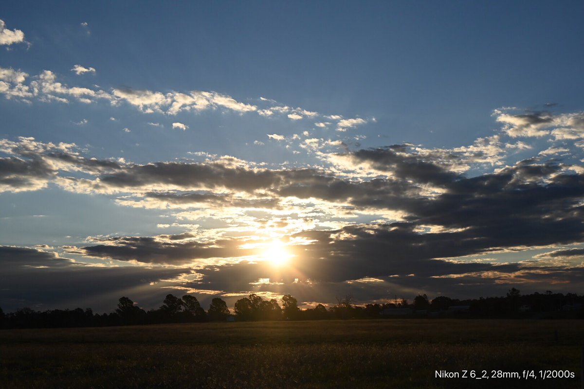 GeorgeSz12's tweet photo. Hi All,
Sunset tonight from Priors Pocket
Have a great night
#sunset #priorspocket
#nikonz6ii #z6ii #mynikonlife
#nikonZ28400
@OliviaQLD @msdiqld
@Darci_G_race https://t.co/d3h4TkhSPD