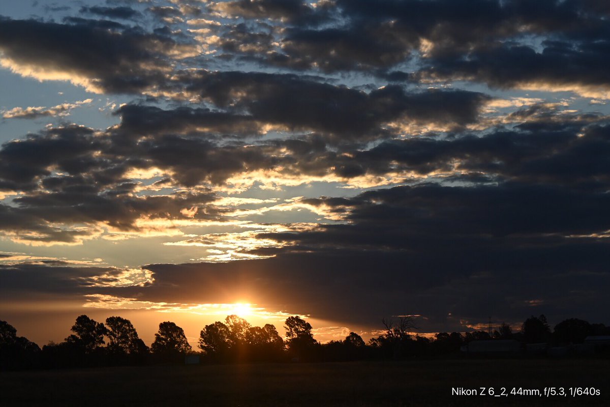 GeorgeSz12's tweet photo. Hi All,
Sunset tonight from Priors Pocket
Have a great night
#sunset #priorspocket
#nikonz6ii #z6ii #mynikonlife
#nikonZ28400
@OliviaQLD @msdiqld
@Darci_G_race https://t.co/d3h4TkhSPD