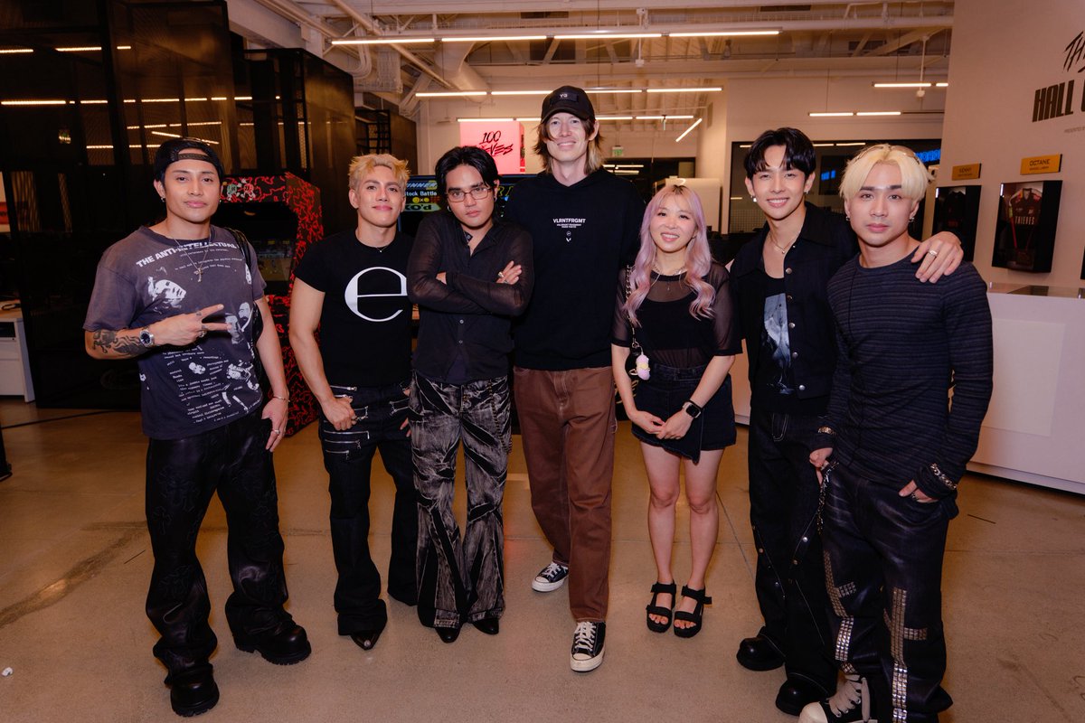 lunariglobal's tweet photo. Mingling with the best guests 🥂🔥 https://t.co/vvSeJjVNuM