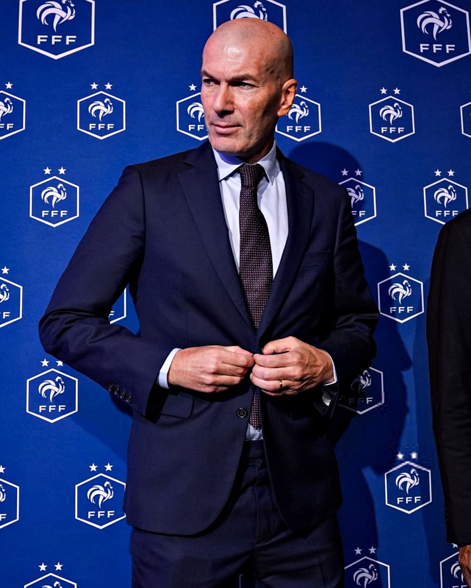B24PT's tweet photo. Zidane é o novo selecionador de França. https://t.co/lQXh4pmcjK