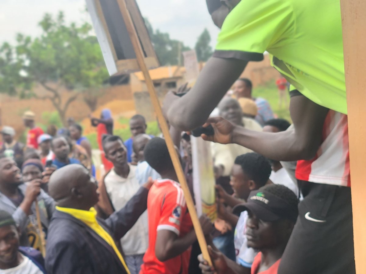 fmkabalega's tweet photo. Voting at the Kyarwabuyamba Mosque North and South polling stations has been delayed due to the late delivery of voting materials.
π₯ @amarahenry23
#LCElections I #KabalegafmUpdates https://t.co/qFnWLSsANd