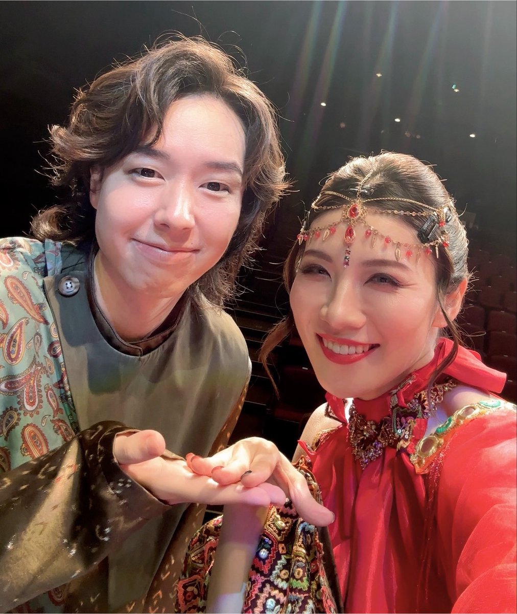 takuminagaishi's tweet photo. 天界より東池袋に舞い降りた女神、てんてんさんこと天寿光希様
日出る国（サンシャインシティ）が近くにあったことで常世からの顕現を赦された御方
三途の川でボースと対面する最初のシーン、全稽古で全員が爆笑していました、面白すぎる
フィナーレ冒頭の３人で踊るとこめっちゃ格好良くて好きです！ https://t.co/2zNaKgUhWT