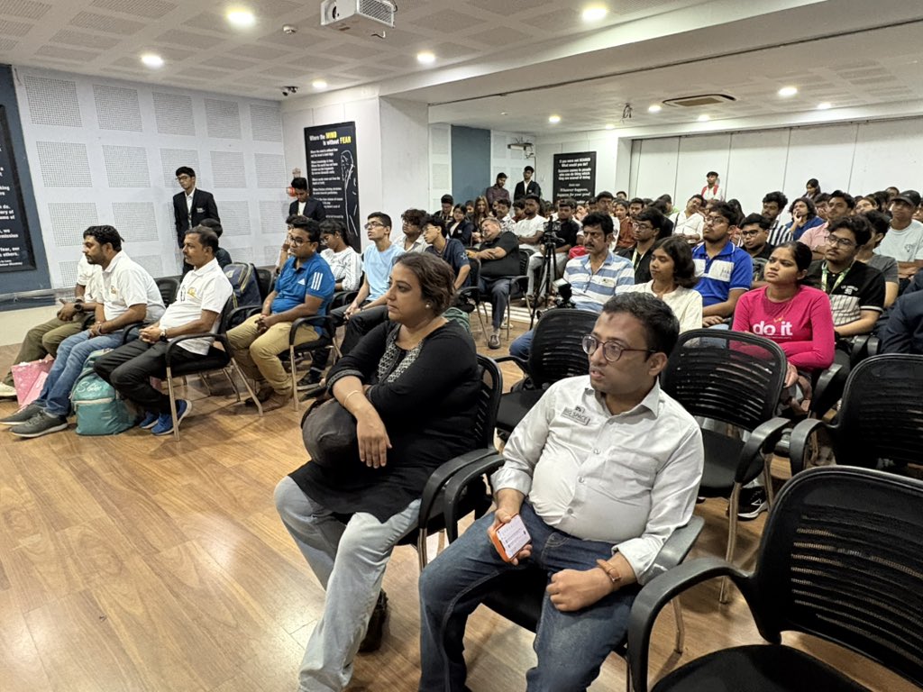 UKinKolkata's tweet photo. DHC @Andrew007Uk spoke about the @Glasgow_2026, values of the #CWGGames, accessibility and inclusion in sports at the event “United through Sport” organised by @iLEADIndia in Kolkata today. 

Andrew encouraged the students to prepare for a career in sports management. https://t.co/jCtuZIEkXC