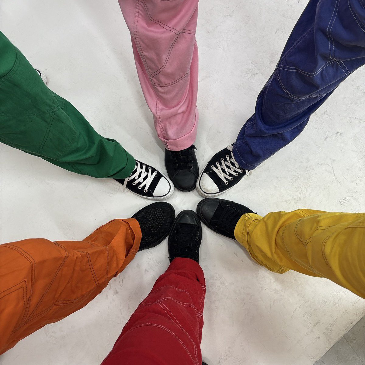 rythmission_5's tweet photo. 本日🌈
午前中に打ち合わせ、午後からスタジオにて10周年記念コンサートのフライヤー用写真撮影でした✨
サポートのえっぱ＆さとぽんも加わり、６人全員久しぶりに集まって、わいわい楽しく撮影してきました😆
良い写真をたくさん撮っていただきました🙌✨出来上がりがとても楽しみです♡ https://t.co/MIfEU8CXg9