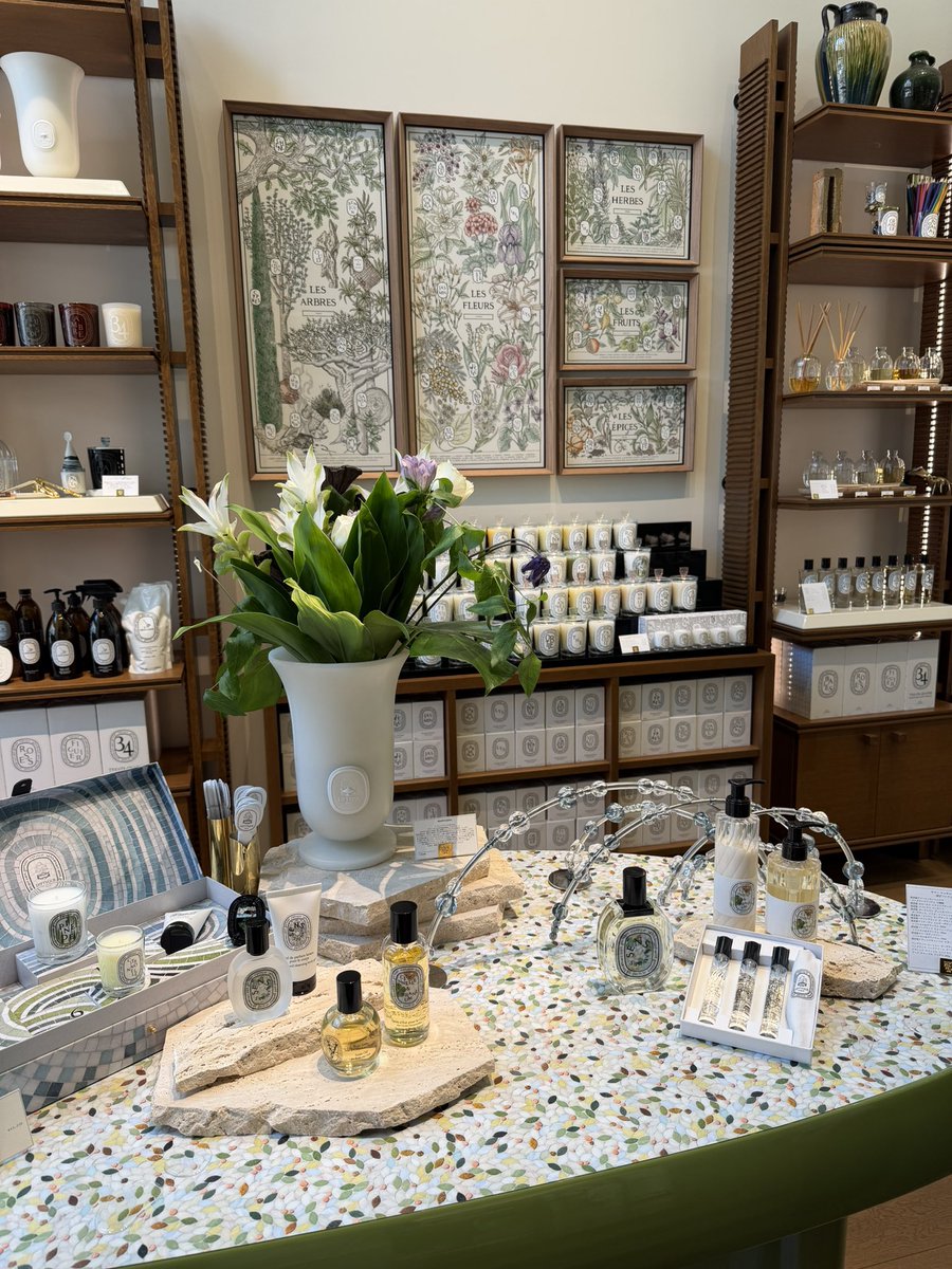 perfumecosme's tweet photo. 美しいディスプレイでした。神戸BAL Diptyqueにて https://t.co/U1u34RQrQq