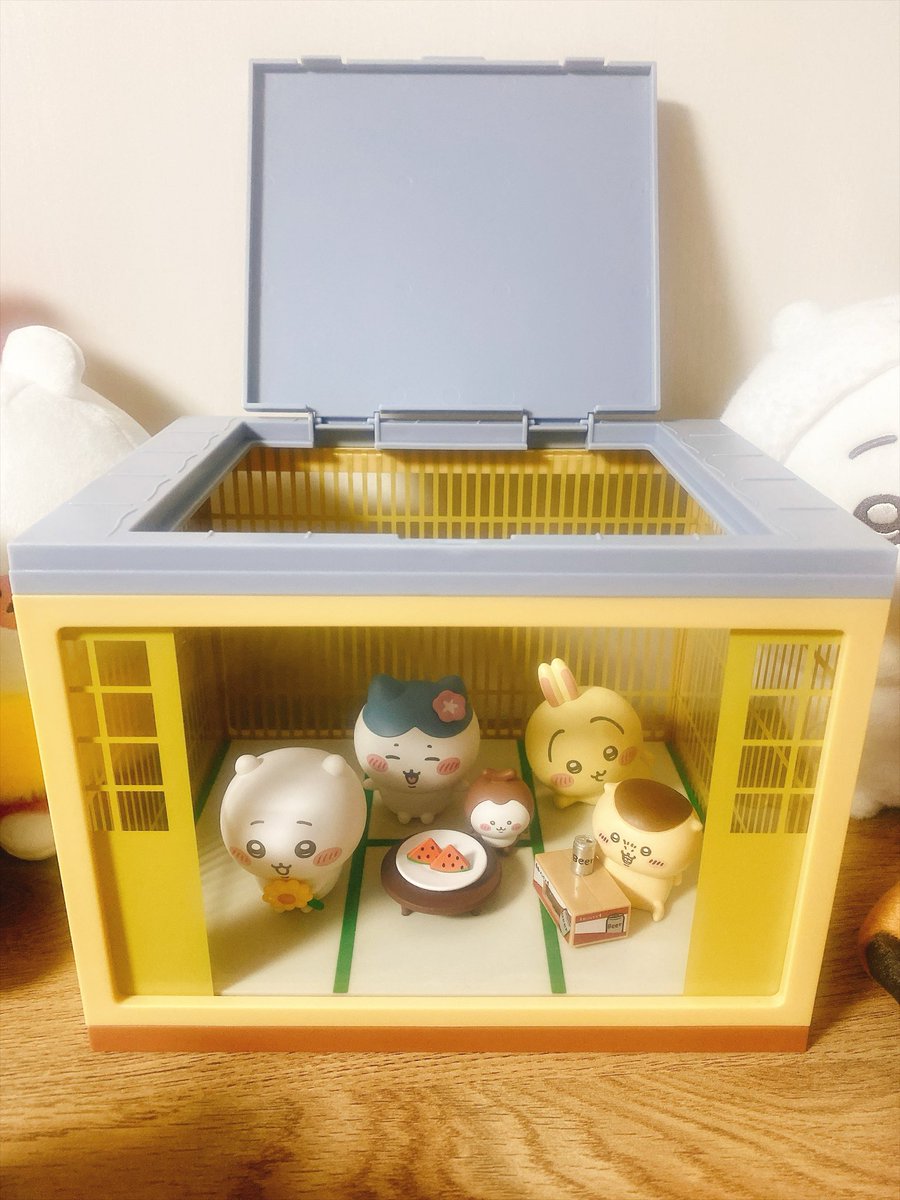 subeman123's tweet photo. ちいかわエニマイくじのジオラマフィギュア箱から出して飾ってみたんやけど、なんか上が蓋になってて開いたから雰囲気に合いそうな（？）くりまんじゅうパイセン置いてみたんだけどこういく用途で合ってる⁉️⁉️⁉️ https://t.co/BoVg3Shf0n