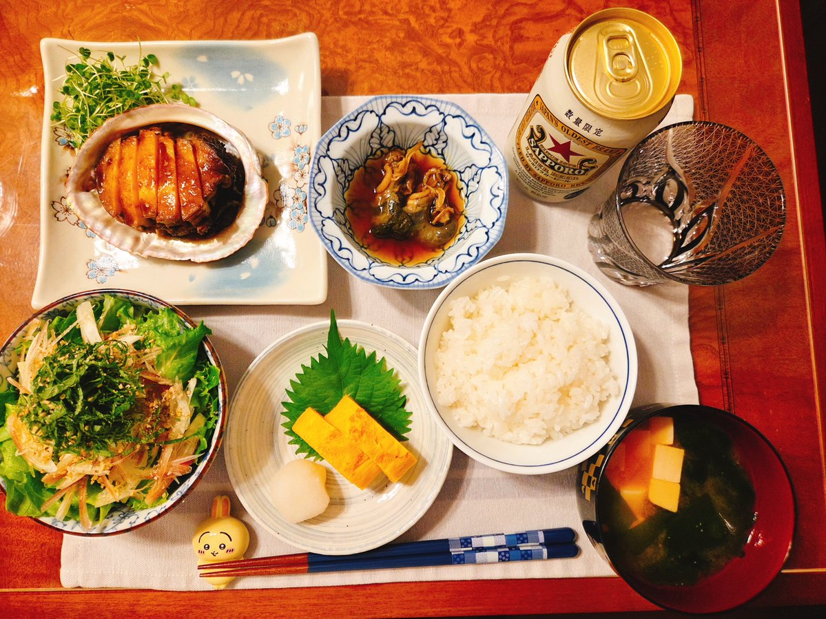 CAROL_KT's tweet photo. 今日の晩ごはーんっ！　#おうちごはん　#おうちご飯　#ごはん　#豆腐とわかめのお味噌汁　#卵焼き　#みょうがと大葉の和風サラダ　#鮑の肝の甘辛煮　#鮑バター醤油焼き https://t.co/7qel1RRyq0