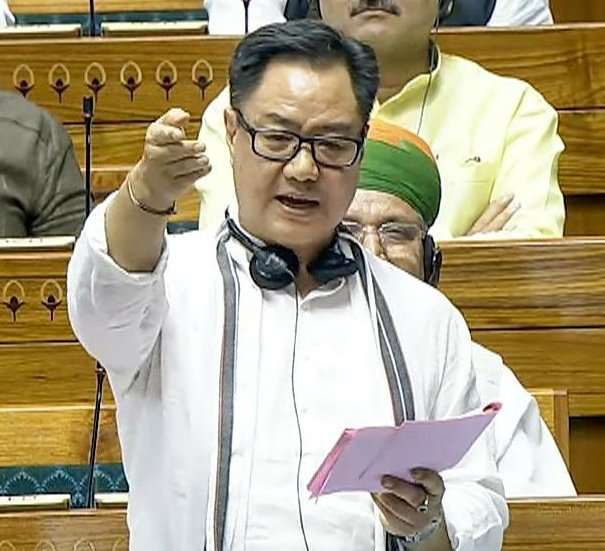KraantiKumar's tweet photo. KIRAN RIJIJU : अखिलेश यादव जी आप समाजवादी हैं, एक बार एक सरकार ने प्रदर्शन से डरकर इमरजेंसी लगा दी थी.

AKHILESH YADAV : 🔥 मैंने वो इमरजेंसी तो नही देखी, लेकिन दिल्ली में इमरजेंसी देख ली है,

जैसे उस इमरजेंसी के बाद सरकार गयी थी, वैसे इस इमरजेंसी के बाद भी यह वाली सरकार जाएगी. https://t.co/IL3WvtIuy7