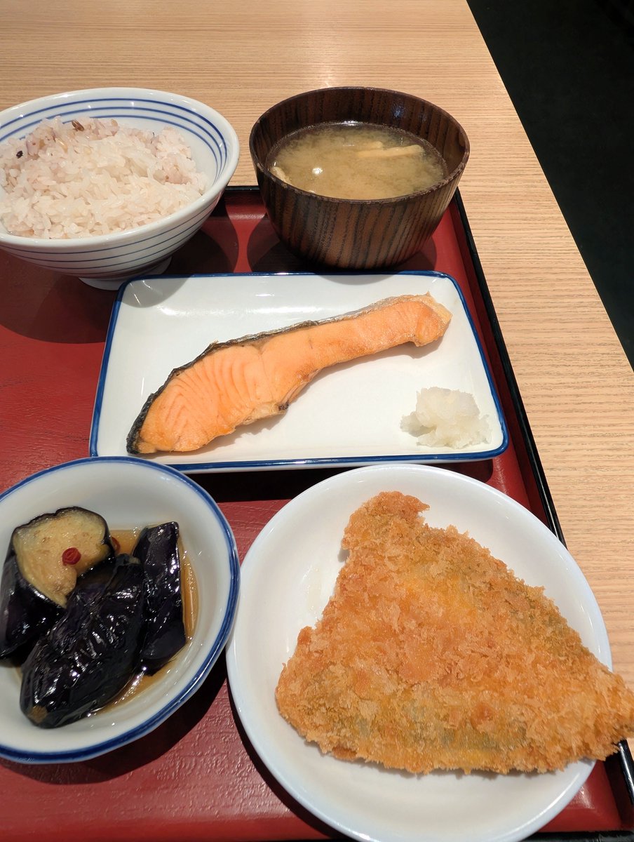 san56zo's tweet photo. 鮭とアジフライのランチ🍚 https://t.co/6AVKrEuB5c