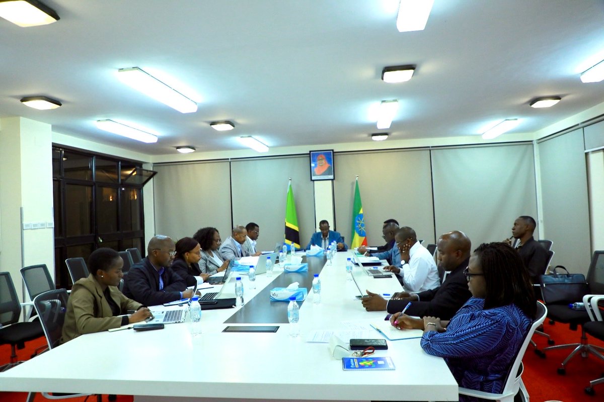 UbaloziAddis's tweet photo. Balozi Said Shaib Mussa, Naibu Katibu Mkuu, amewasili jijini Addis Ababa, nchini Ethiopia, kumwakilisha Mhe. Mahmoud Thabit Kombo (Mb.), Waziri wa Mambo ya Nje na Ushirikiano wa Afrika Mashariki katika Mkutano wa 49 wa Baraza la Mawaziri la Umoja wa Afrika (49th Executive Council) utakaofanyika Addis Ababa, Ethiopia tarehe 28 – 29 Julai, 2026.

Balozi Mussa aliwasili katika Uwanja wa Ndege wa Kimataifa wa Bole, Addis Ababa tarehe 27 Julai 2026, ambapo alipokelewa na Mkuu wa Itifaki kutoka Wizara ya Mambo ya Nje ya Ethiopia, Mhe. Balozi Melaku Bedada.

Katika kujiandaa na Mkutano huo, Naibu Katibu Mkuu alikutana na Ujumbe wa Tanzania utakaoshiriki katika Mkutano huo katika Ubalozi wa Tanzania Addis Ababa. 

Pamoja na mambo mengine, Mkutano wa 49 wa Baraza la Mawaziri wa Umoja wa Afrika unatarajiwa kujadili taarifa na mapendekezo mbalimbali yaliyowasilishwa na Kamati ya Wawakilishi wa Kudumu (PRC), kufanya maamuzi kuhusu masuala ya kisera, kiutawala na kifedha ya Umoja wa Afrika, pamoja na kupitia na kupitisha Bajeti ya Umoja wa Afrika kwa mwaka 2027 ili kuwezesha utekelezaji wa programu na shughuli za taasisi za Umoja huo.