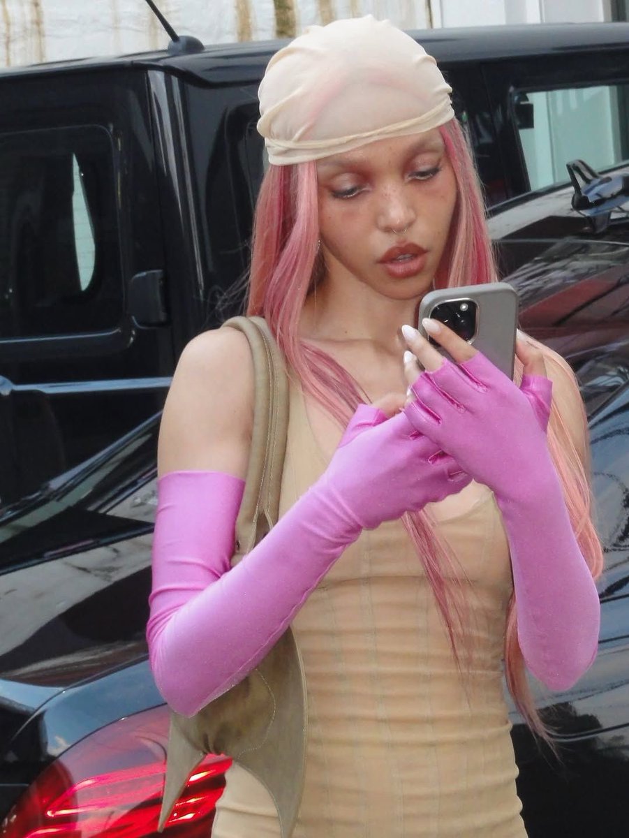 Info FKA Twigs tweet media