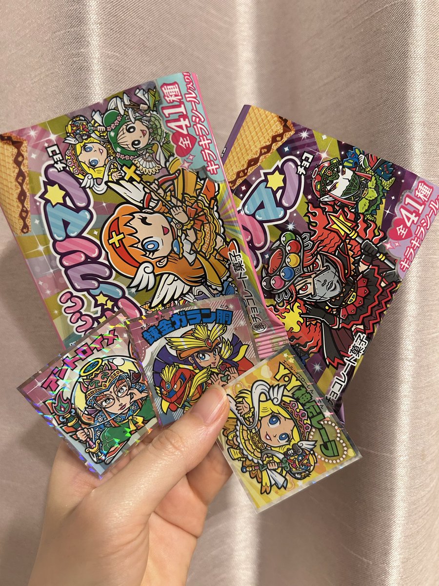 ssssssssss3chan's tweet photo. かわいいビックリマンチョコ買ったらシール2枚入ってて「いつから2枚入りに？」って思ったらもう片方は1枚だった
当たり…ってこと？ https://t.co/6WWDy1vlJy