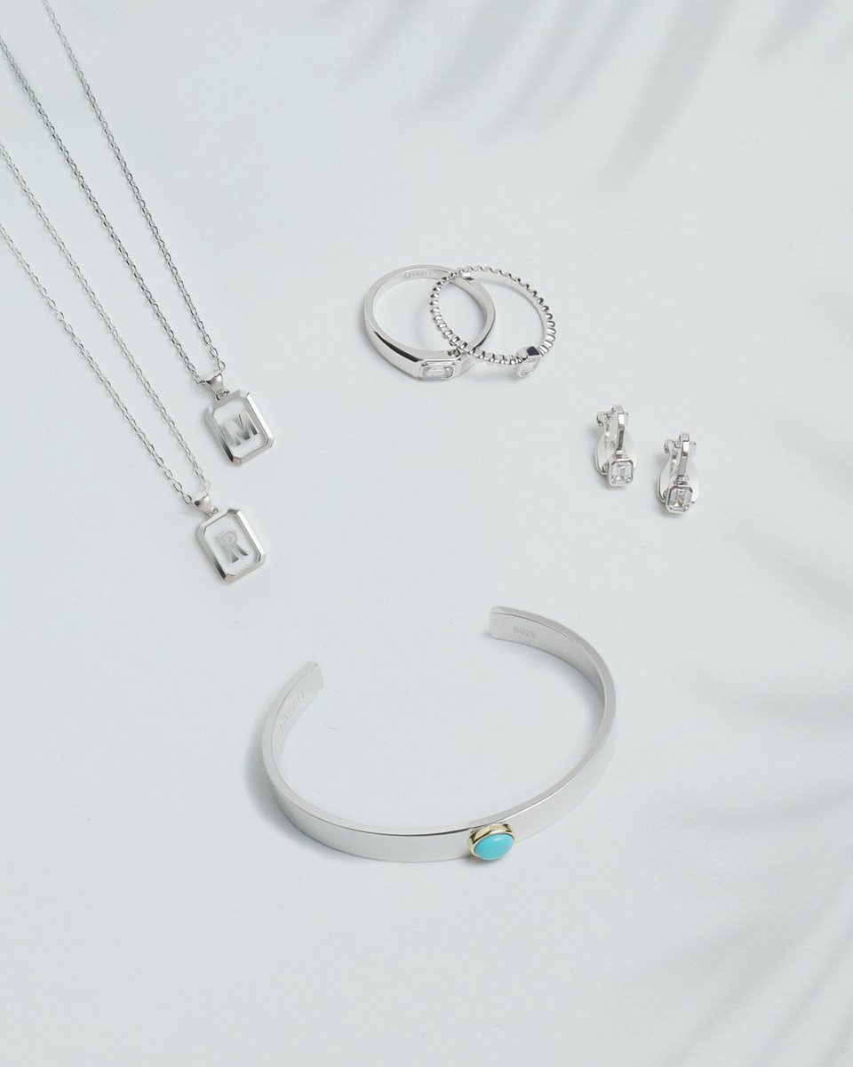 LIVREO_official's tweet photo. ORDER INITIAL NECKLACEは、
LIVREO 「ON STAGE COLLECTION」
のアイテムと組み合わせて
お楽しみいただけます💎

シンプルなスクエアフォルムの
ORDER INITIAL NECKLACEと
手元にLIVREOのリングやバングルを
合わせることで、
より“自分らしさ”が際立つ
コーディネートに。

ぜひトータルコーディネートとしてLIVREOのジュエリーをお楽しみください✨

🔗https://t.co/qrK06aY0Bg…

@RIKU1994810
#LIVREO #リヴレオ
