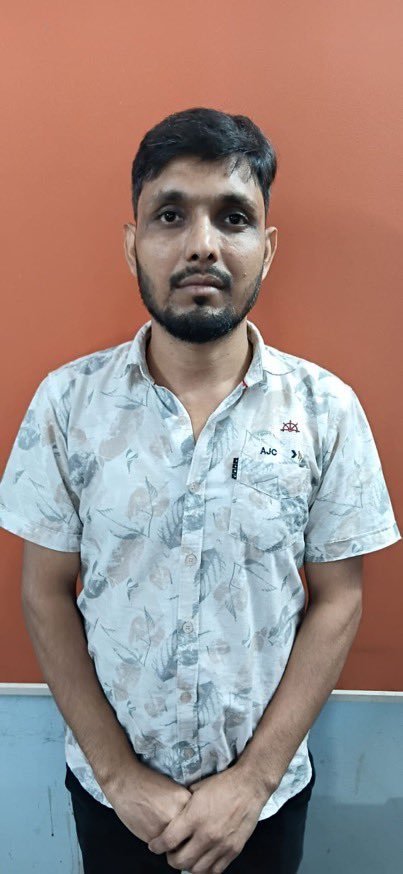 Ravi_Ranjan940's tweet photo. 💟BPSC TRE 3💟
TRE 3 पेपर लीक मामले में EOU की बड़ी कार्रवाई।
✅ MBBS डॉक्टर मनीष कुमार गिरफ्तार।
 ✅ आरोप है कि 30 अभ्यर्थियों को परीक्षा से पहले प्रश्नपत्र उपलब्ध कराने की साजिश रची गई और प्रति अभ्यर्थी ₹50,000 वसूले गए।
#BPSC #TRE3 #PaperLeak https://t.co/r1DfWPNAob