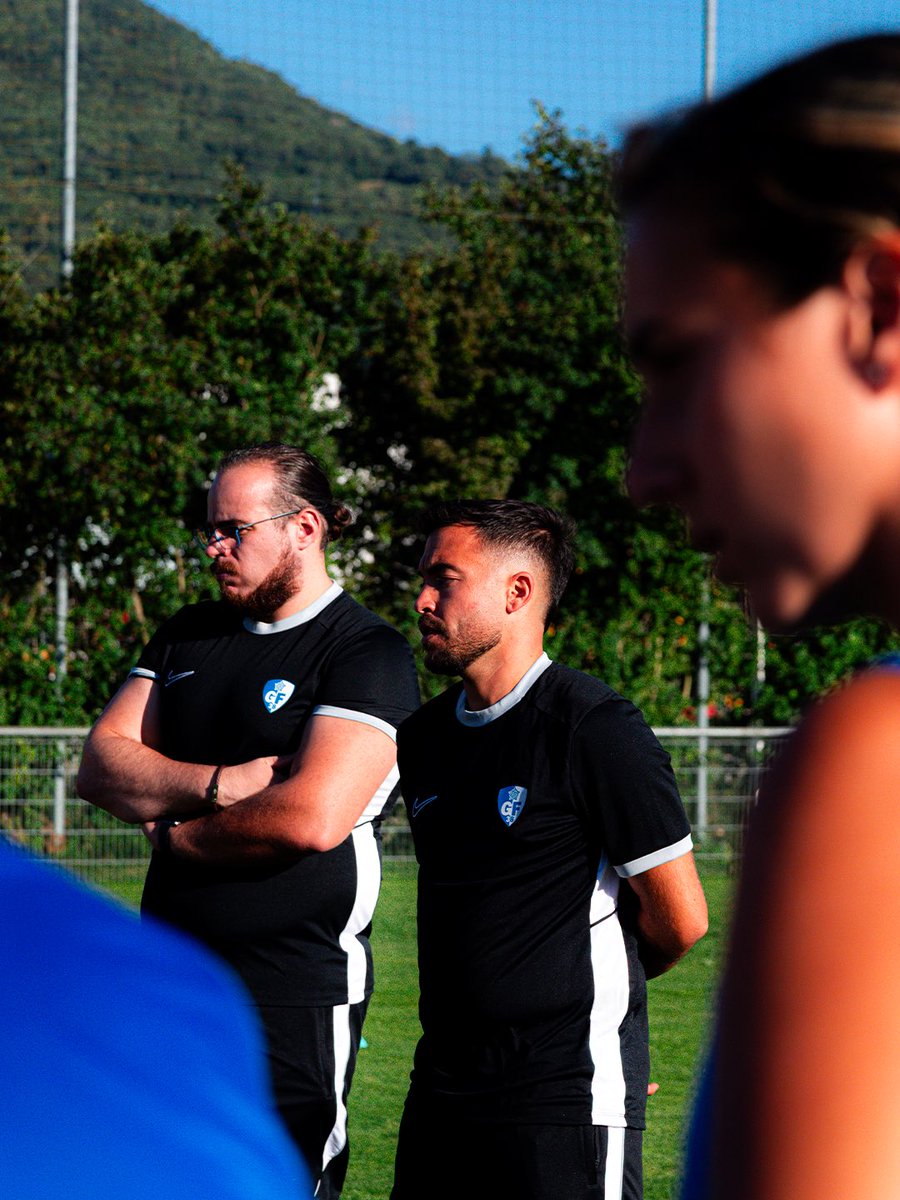 GF38_Officiel's tweet photo. Elles sont de retour !

Hier, nos féminines ont fait leur grand retour sur les terrains ! Une reprise placée sous le signe de la motivation : remise des équipements, brief d'avant-saison avec le coach, puis place à l'entraînement.

Sourires et bonne humeur étaient au rendez-vous ! 

#GF38