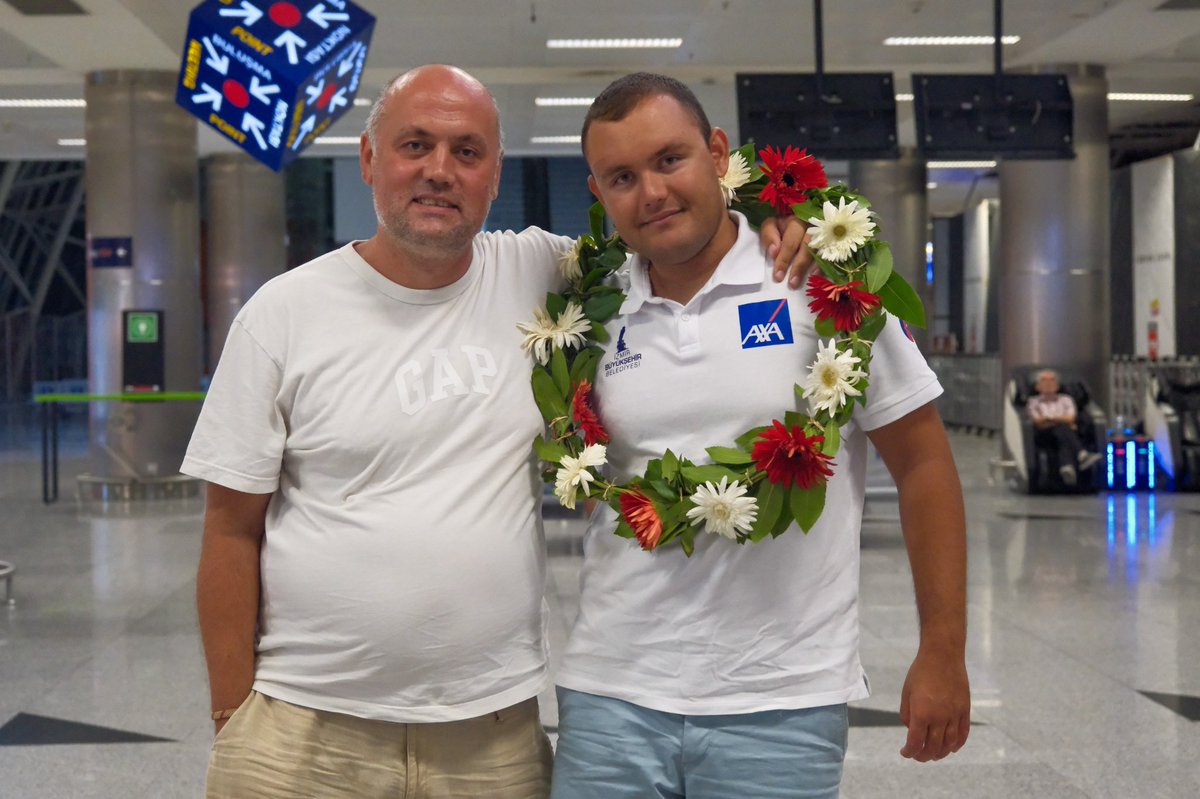 GSB_izmir's tweet photo. İzmirli ultra maraton yüzücüsü Tuna Tunca, Ocean’s 7’nin 3. etabı olan Kuzey Kanalı’nı başarıyla geçmesinin ardından İzmir Adnan Menderes Havalimanı’nda çiçeklerle karşılandı. Milli sporcumuzu tebrik ediyor, başarılarının devamını diliyoruz. 🇹🇷🏊‍♂️ https://t.co/48MBYLLvfq