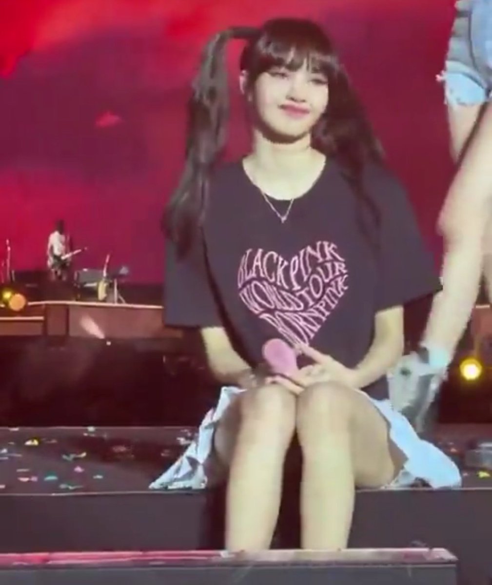 Elizabethvx11's tweet photo. Yes Only Lisa is at the king level,
The money spend on the front row was well worth it 🌚 https://t.co/8H94E9LUKR