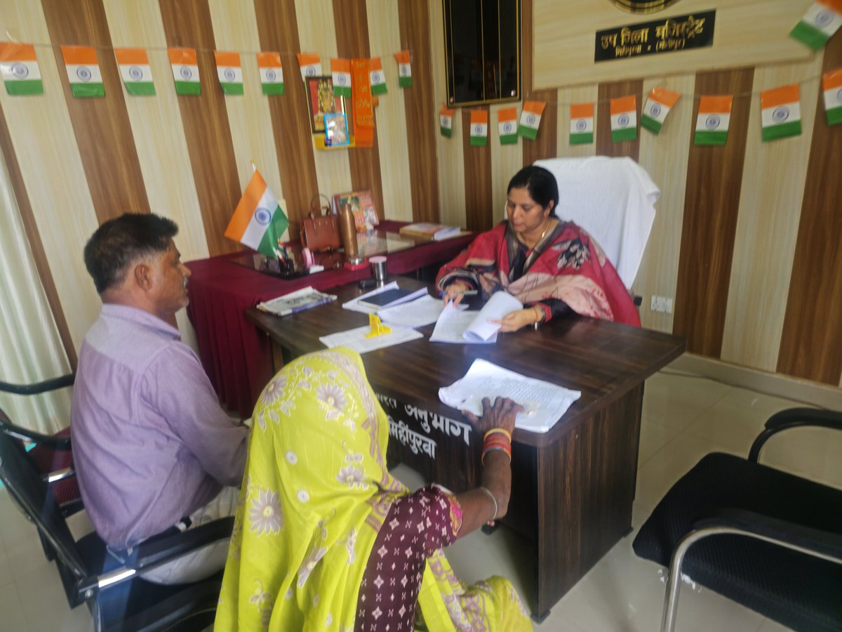 PCSMonalisa's tweet photo. आज दिनांक 28.07.2026 को तहसील मिहीपुरवा में आये आमजनमानस की समस्याओं को सुना गया एवं सम्बन्धित अधिकारियों/कर्मचारियों को तत्काल नियमानुसार कार्यवाही हेतु निर्देशित किया गया।
@Akshay1_ias @DMBahraich @bahraichpolice @InfoDeptUP @UPGovt @CMOfficeUP @myogiadityanath @dio_5402 https://t.co/bOm2LaHakb