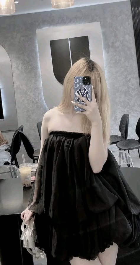 frixer12's tweet photo. Off-shoulder black tulle dress with dramatic volume - a cafe-side selfie vibe that says chic effortlessly
WaWN https://t.co/hPbDjVrvWt