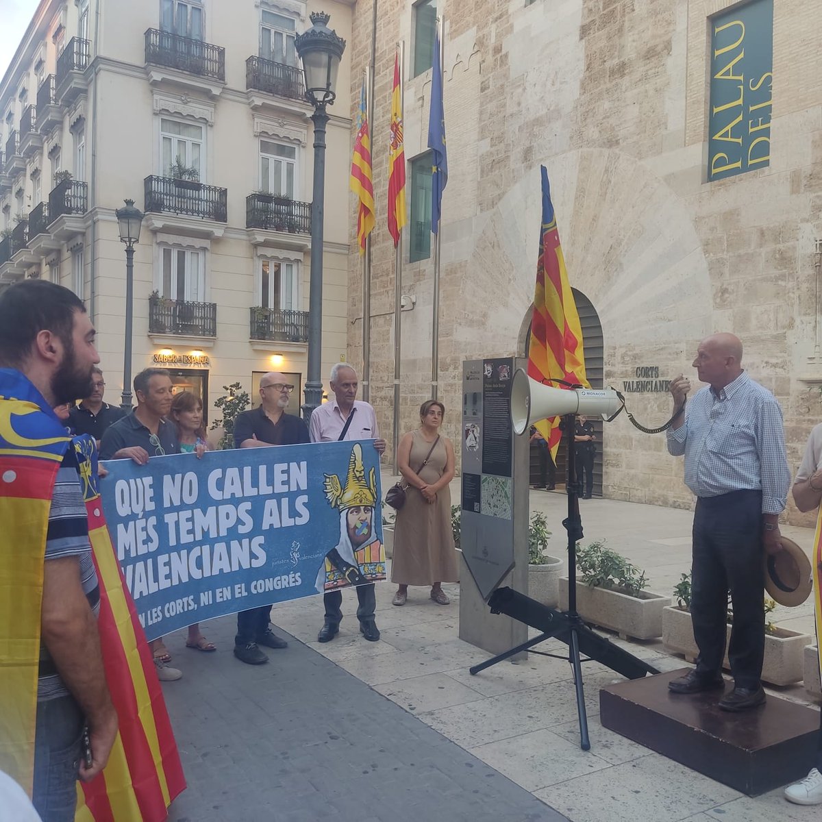 ava_asaja's tweet photo. AVA-ASAJA participa en la concentración convocada por @Juristes_V frente a @cortsval en el 750 aniversario de la muerte de Jaume I.

Cristóbal Aguado pide a los políticos unidad para “tener una España de ciudadanos con igualdad de derechos”.

▶️ https://t.co/6mWH0CLZh1 https://t.co/tSkKWgR0Ii