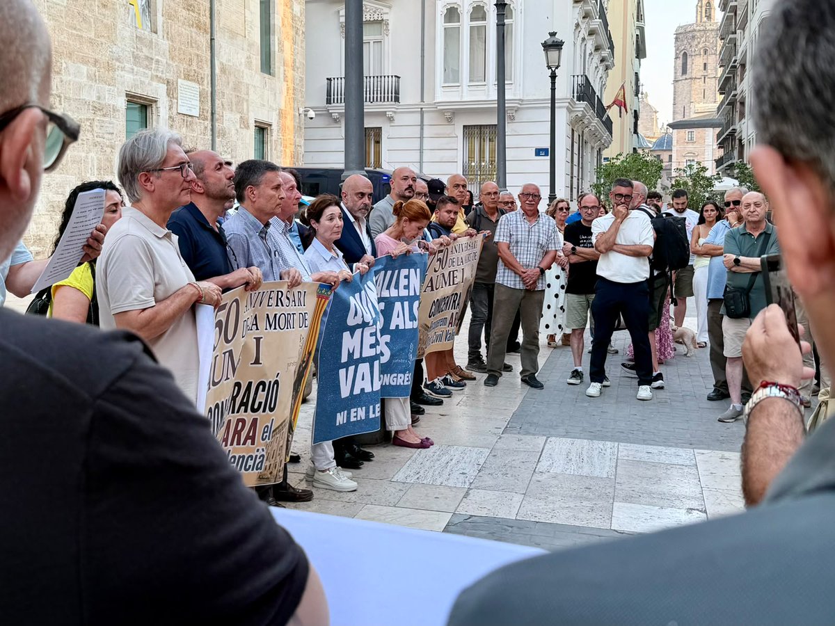 ava_asaja's tweet photo. AVA-ASAJA participa en la concentración convocada por @Juristes_V frente a @cortsval en el 750 aniversario de la muerte de Jaume I.

Cristóbal Aguado pide a los políticos unidad para “tener una España de ciudadanos con igualdad de derechos”.

▶️ https://t.co/6mWH0CLZh1 https://t.co/tSkKWgR0Ii