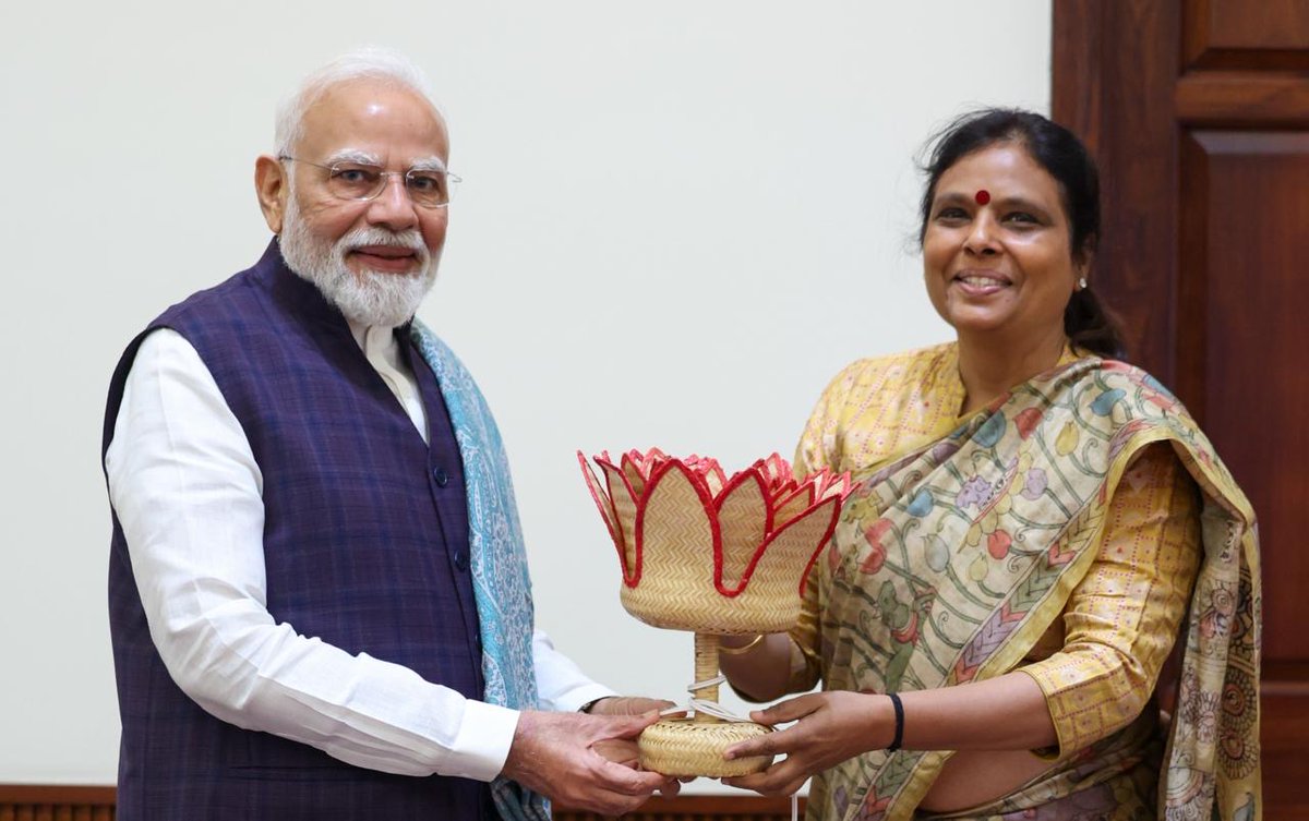 bjparchanagupta's tweet photo. आदरणीय प्रधानमंत्री श्री नरेंद्र मोदी जी से भेंट कर उनका अमूल्य मार्गदर्शन व आशीर्वाद प्राप्त किया।
मातृशक्ति को सशक्त करते आपके दूरदर्शी नेतृत्व व ऐतिहासिक निर्णयों के लिए आभार। मुझ पर जो विश्वास व्यक्त किया गया है, उसके लिए हृदय से कृतज्ञ हूँ।

#NarendraModi #BJPHaryana https://t.co/WDoD3BO2dp