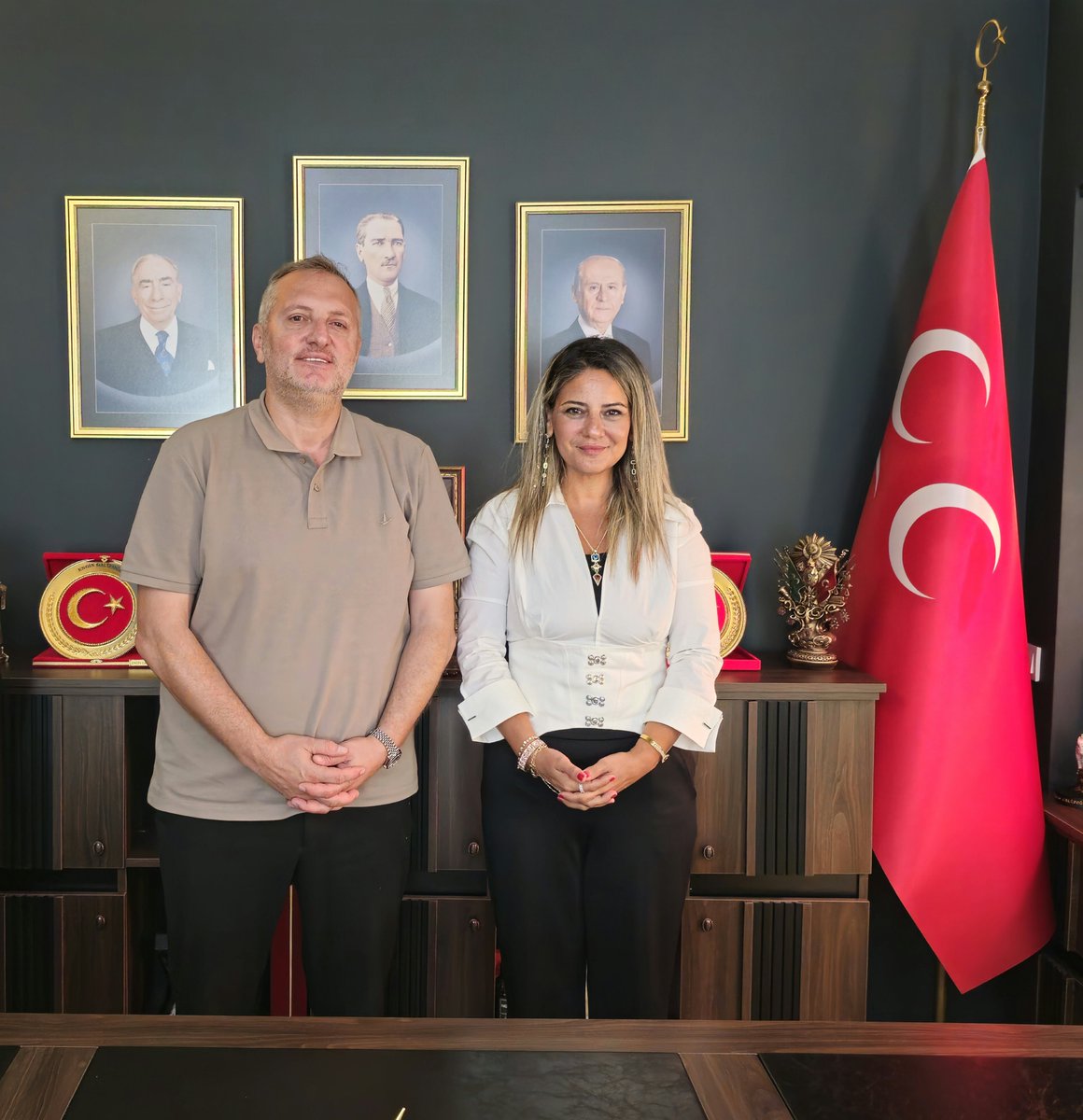mhpbodrumilce's tweet photo. Merhum Türk milliyetçisi Abdullah Çatlı'nın kıymetli evladı Sayın Selcen Çatlı Hanımefendi, İlçe Başkanımız Sayın Engin Galipoğlu'nu İlçe Başkanlığımızda ziyaret ettiler.

Nazik ziyaretleri ve samimi sohbetleri dolayısıyla kendilerine teşekkür ediyor, bu anlamlı buluşmanın birlik ve beraberliğimizi daha da güçlendirmesini temenni ediyoruz.

#MHP #Bodrum #EnginGalipoğlu